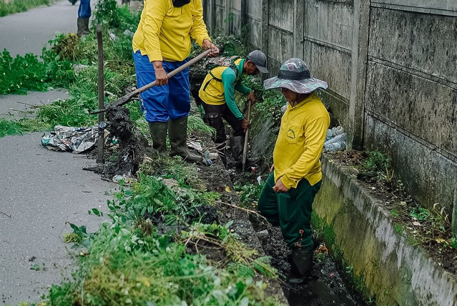 Dinas PUPR Pekanbaru Bersihkan Drainase Jalan Diran