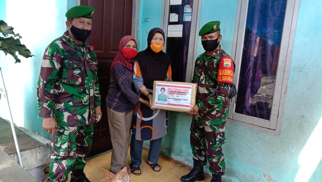 Babinsa Serahkan Sembako ke Warga RW 03 Sukaramai 