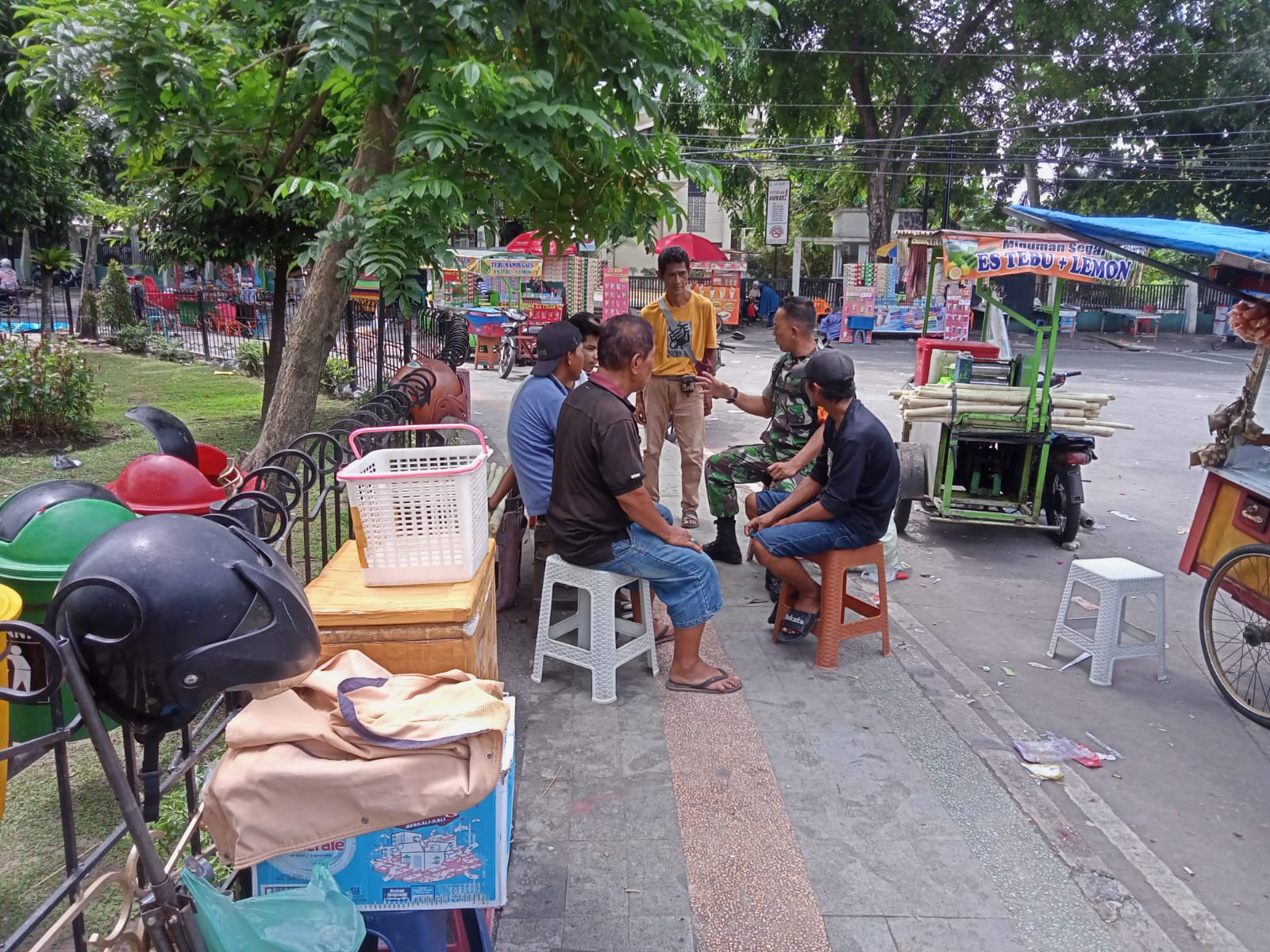 Kopda Ario Diansah Komsos dengan Pedagang Di RTH Taman Kaca Mayang 