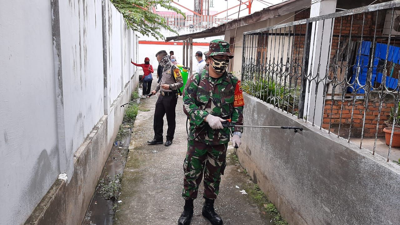 Berpacu Melawan Covid-19, Babinsa Sumahilang Guyur Disinfektan ke Pemukiman Warga 