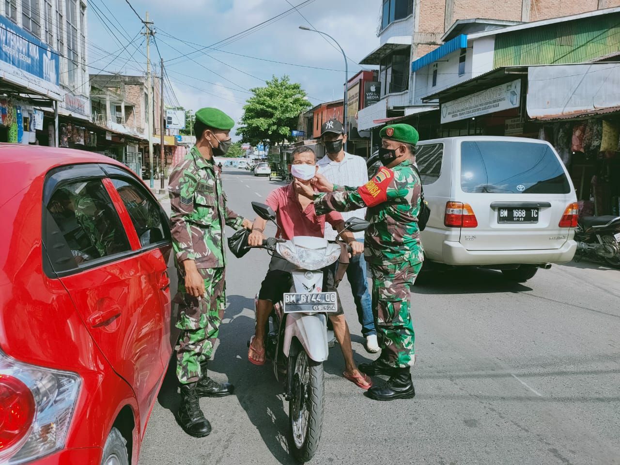 Babinsa Koramil 02 Gelar Patroli Prokes dan Pembagian Masker 