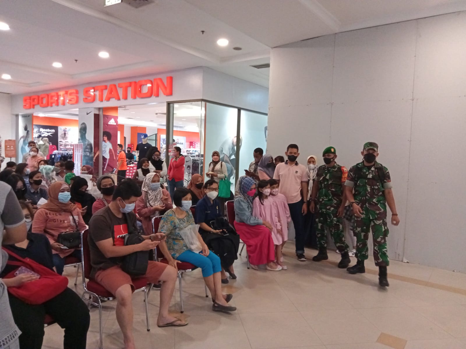 Babinsa Monitoring Vaksinasi Massal di Mall Pekanbaru 