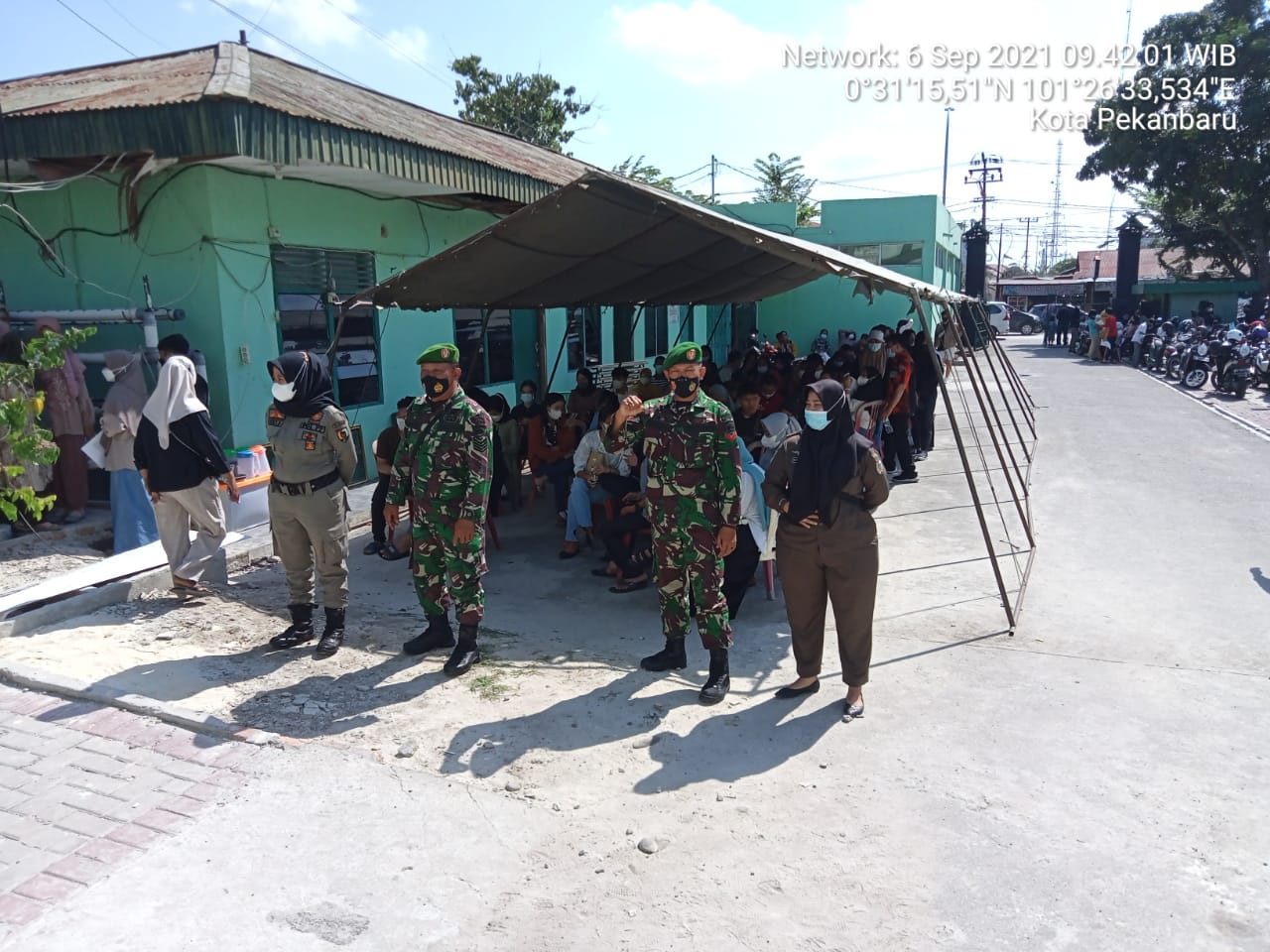 Babinsa Koramil 02 Kota Bersama Tim Satgas Covid-19 Monitoring dan Pemdampingan Warga Vaksinasi Tahap I di Dua Lokasi Berbeda 