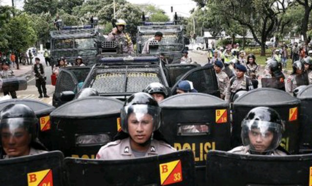 Ribuan Aparat Turun Amankan Demo Tolak Omnibus Law 