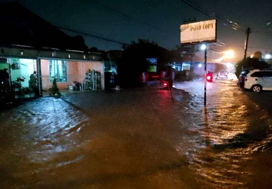 Penyebab Banjir, Warga Tangkerang Selatan Minta Pemko Pekanbaru Keruk Parit Jalan Surabaya