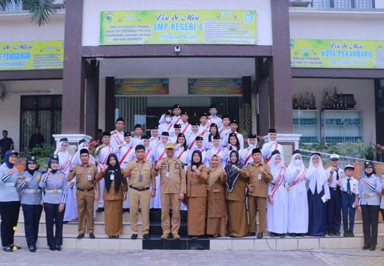 Kadisdik Dampingi Sekda Dalam Peluncuran Bus Edutour di SMPN 4 Pekanbaru