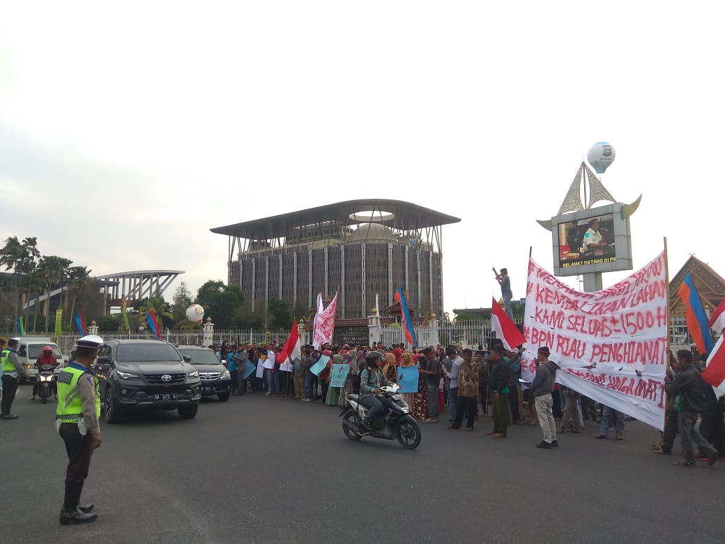 Ratusan Warga Desa Koto Aman Unjuk Rasa di Depan Kantor Gubernur Riau,  Tuntut Persoalan Lahan