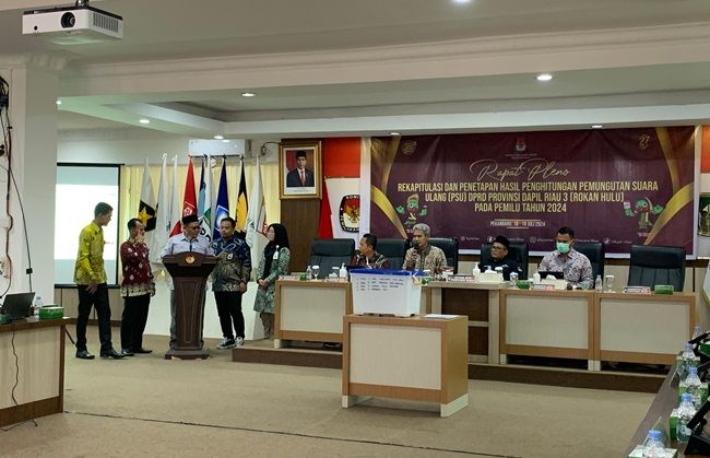 Seluruh Saksi Parpol Terima Hasil Pleno Rekapitulasi PSU Rohul Tingkat Provinsi