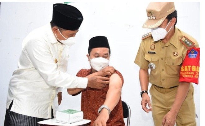 Wagub Tinjau Vaksinasi COVID-19 bagi Kiai dan Ulama di Cirebon