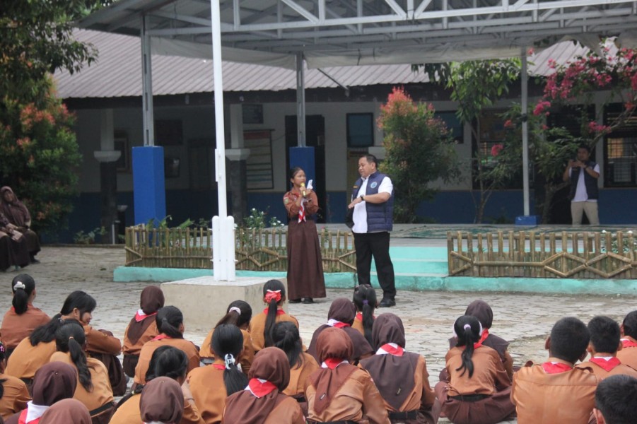 Kepala BNNK Sosialisasi di SMPN 19 Pekanbaru, Ratusan Siswa Bentangkan Spanduk Deklarasi Anti Narkoba
