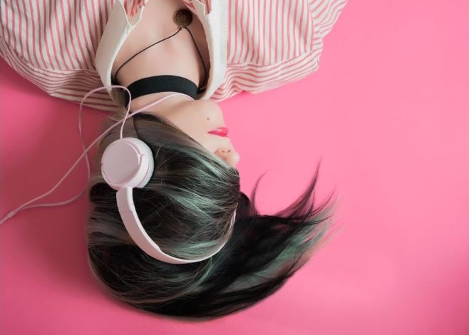Wanita di Cina Didiagnosis Tuli Akibat Gemar Dengar Musik dengan Headphone