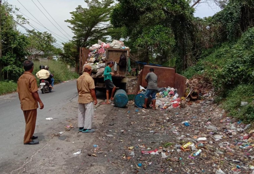DLHK Pekanbaru Pastikan Pengangkutan Sampah Tepat Waktu di TPS Gudang Kaca Kecamatan Rumbai