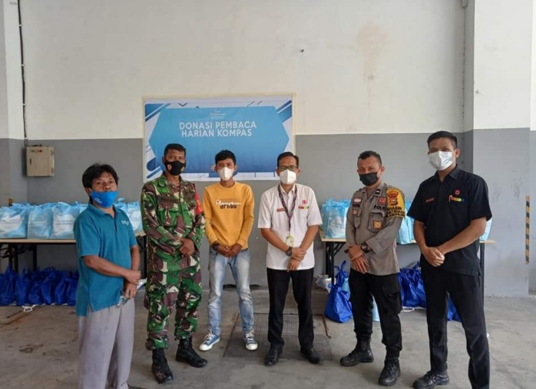 Babinsa Monitoring Penyerahan Bantuan Sembako dari Hotel Amaris ke Warga