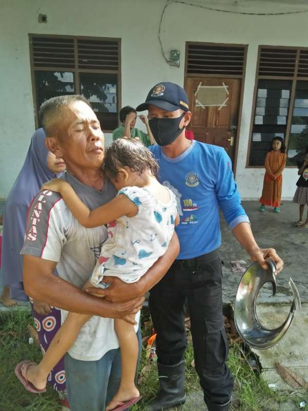 Petugas DPKP Selamatkan Bocah 