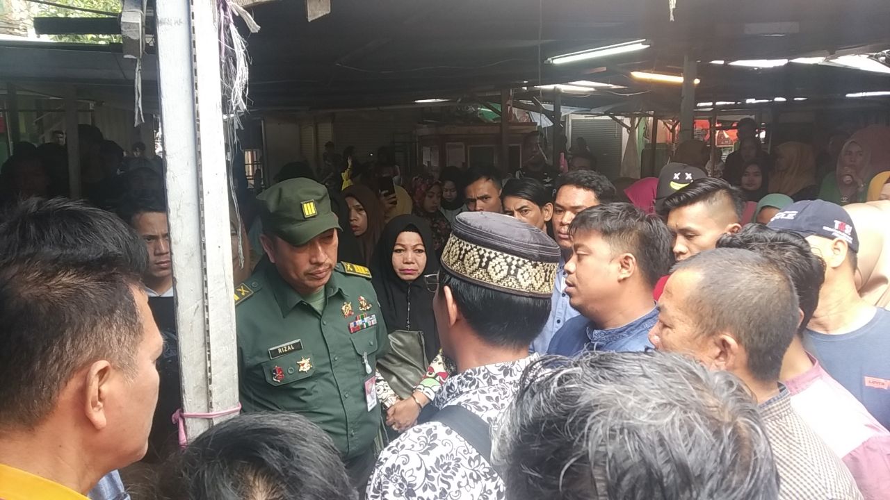 Wadanramil 02/Kota dan Kapolsek Kota Damaikan Demo Pedagang Di  STC Pekanbaru