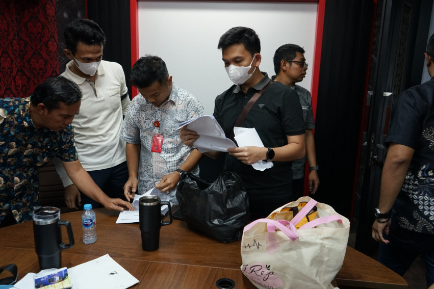 Geledah Kantor DPRD Pekanbaru, Jaksa Amankan Ajudan Sekwan