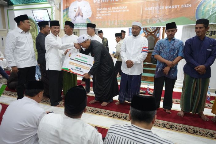 Pj Sekda Riau Serahkan Bantuan saat Safari Ramadan di Rohil