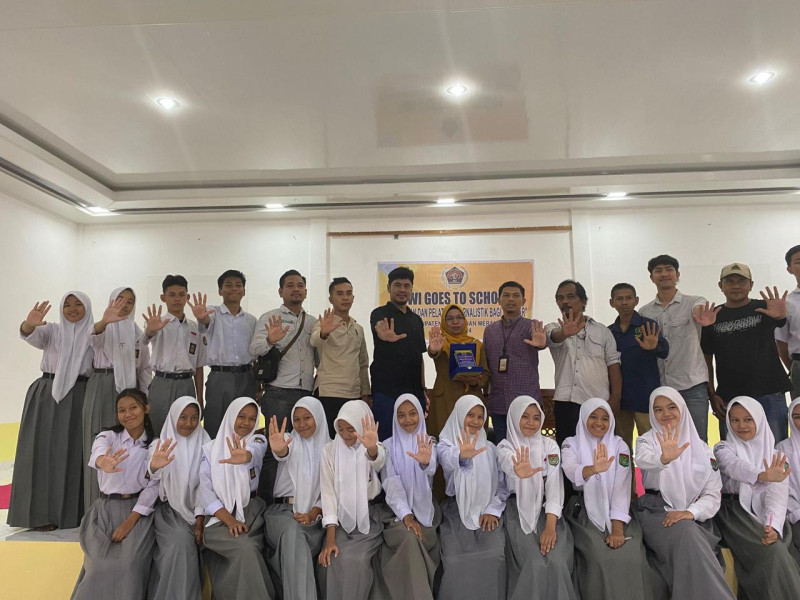 Jalankan Program Goes to School, PWI Meranti Datangi 5 Sekolah