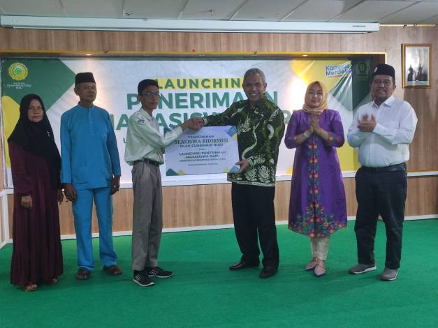 Kadisdik Riau dan Rektor Umri Jemput Langsung Siswa Kurang Mampu jadi Calon Mahasiswa Baru