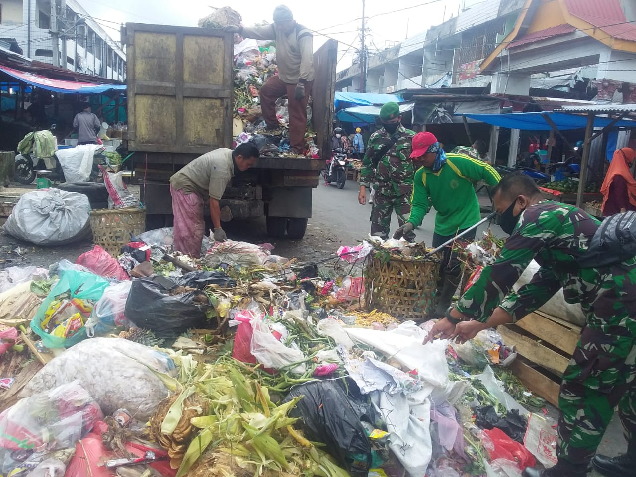 Babinsa Kelurahan Sukaramai Goro Bersihkan Sampah