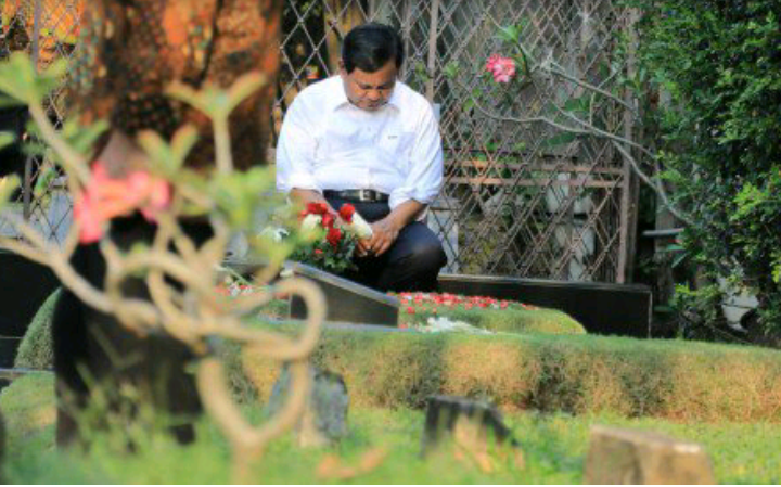 Mengisi Masa Tenang, Prabowo Nyekar ke Makam Ayahnya