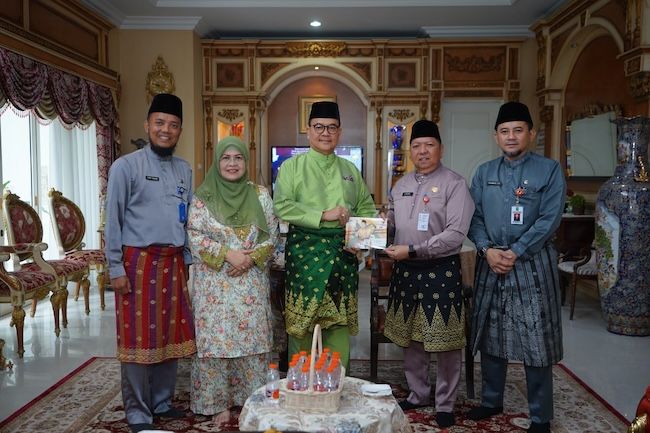 Antar Undangan HUT Riau ke-67, Pemprov Anjangsana ke Rumah Rusli Zainal