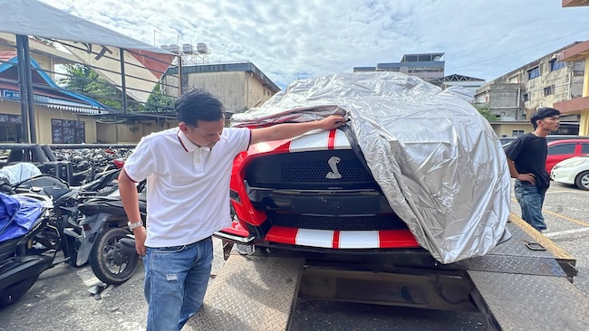 Ford Mustang Tabrak Pohon di Jalan Sudirman