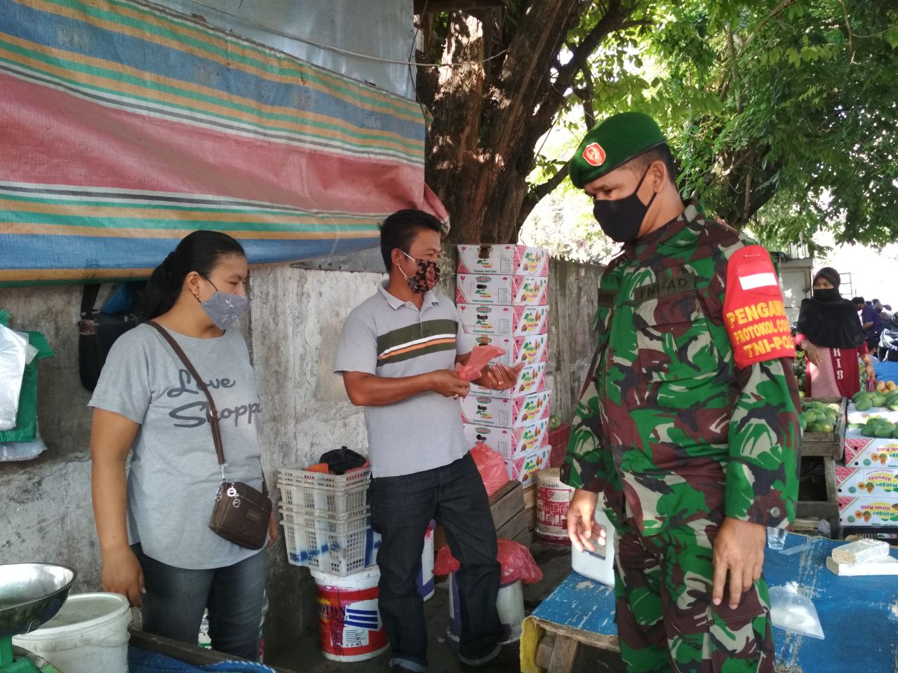 Imbauan Protokol Kesehatan Babinsa Kotabaru di Pasar Agussalim 