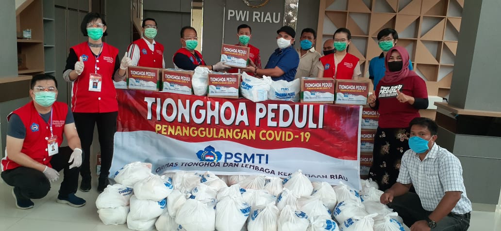Dukung Pemerintah Gelar  PSBB,  Tionghoa Peduli Penanggulangan Covid-19 Riau Serahkan Paket Sembako dan APD ke PWI Riau 