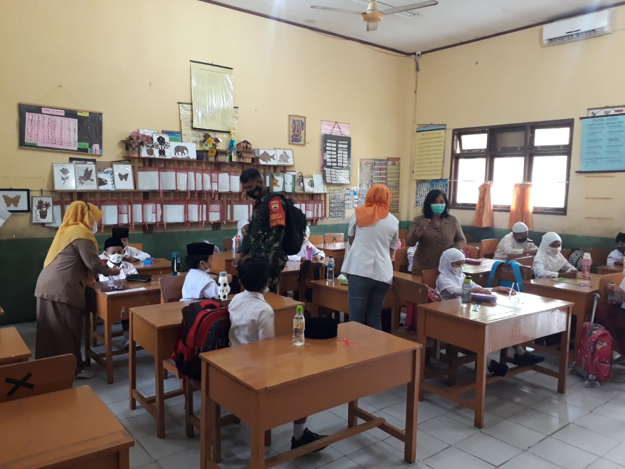 Babinsa Dampingi Nakes Bagikan Obat Cacing di SD  Annur 
