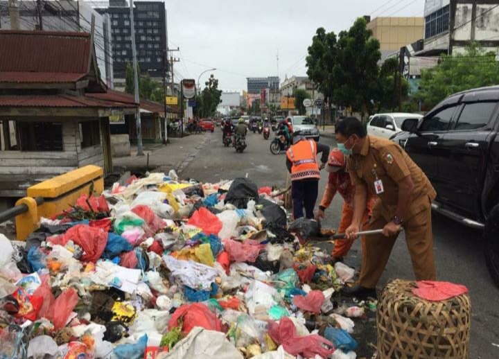 Viral Foto Kadis LHK Pekanbaru Bersihkan Sampah di Pinggir Jalan, Netizen: Pencitraan!