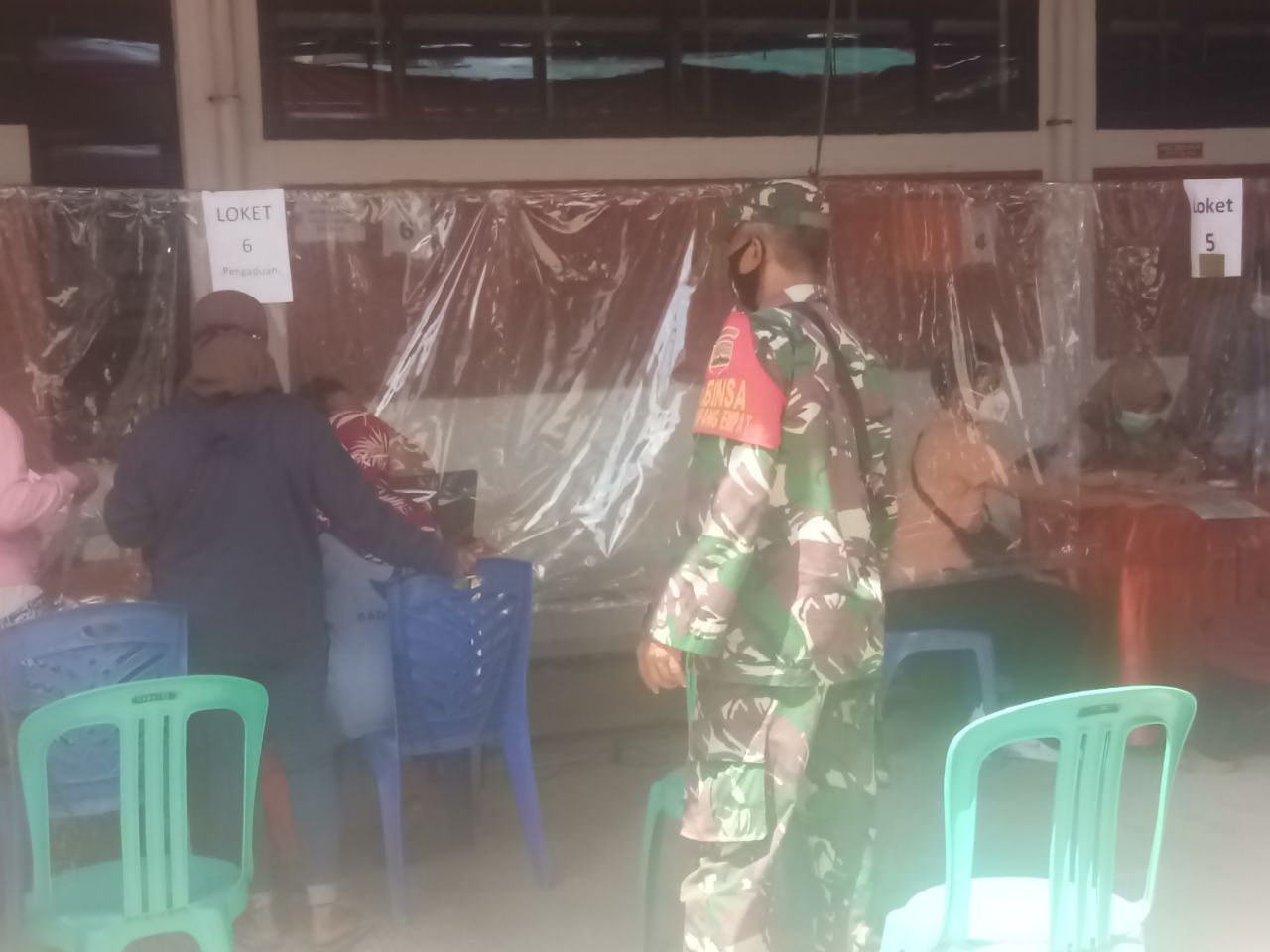 Babinsa Kelurahan Simpang Empat kawal Penerima BST 