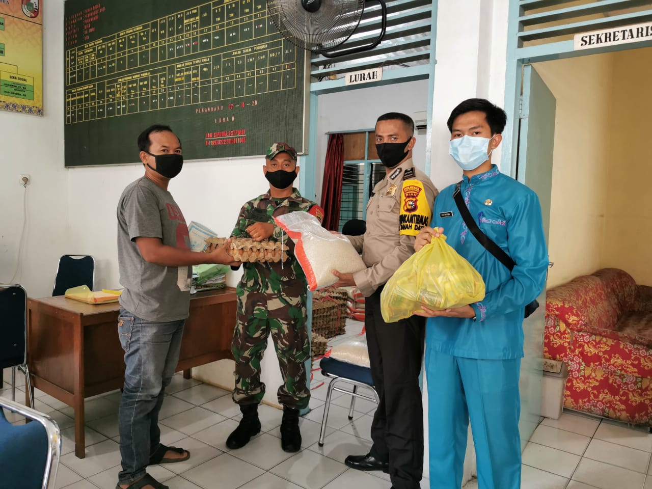 Babinsa Tanahdatar Monitoring dan Serahkan Bantuan Sembako ke Warga Miskin