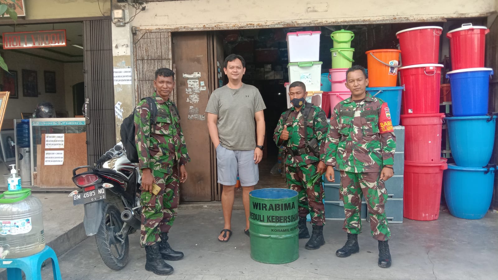 Kopda Ario Diansah Distribusikan 10 Tong Sampah Di Jalan Imam Bonjol 