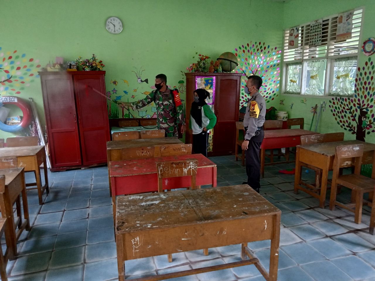 Jelang Belajar Tatap Muka, Babinsa Geruduk Cairan Disinfektan di SDN 71 Kelurahan Sumahilang 