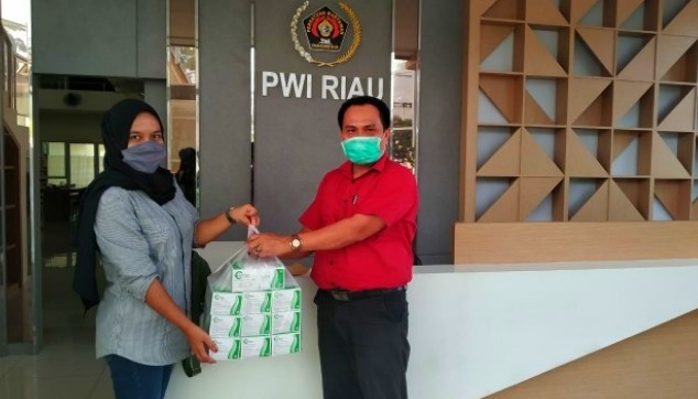 XL Axiata Serahkan Bantuan Puluhan Kotak Masker ke PWI Riau