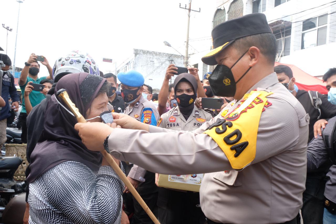 Ajak Gubernur, Kapolda Riau dan Pangdam I BB Bagikan 2 Ton Beras dan 15.000 Masker