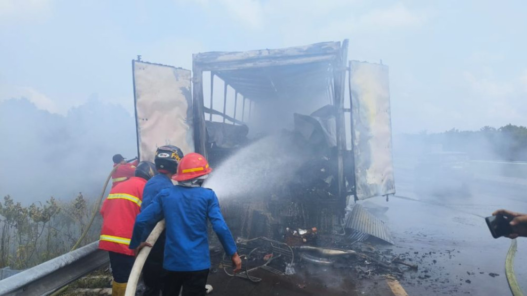 Mobil Box Ekspedisi Milik JNE Terbakar di Tol Pekanbaru-Dumai