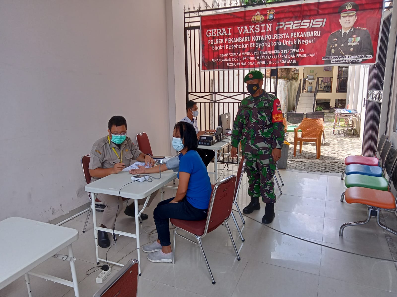 Kopda Ario Diansyah Dampingi Warga Lansia Vaksinasi ke Puskesmas 