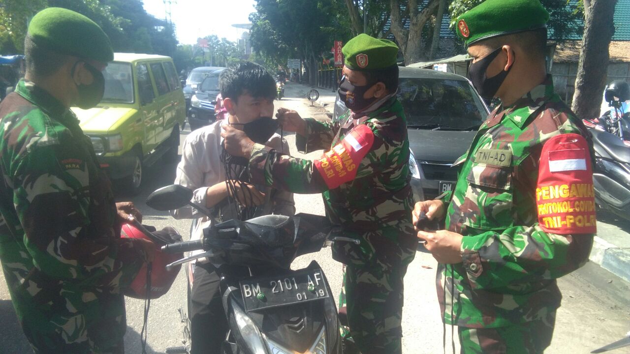 Babinsa Kelurahan Kotabaru Bagikan Masker di Jalan Ahmad Yani