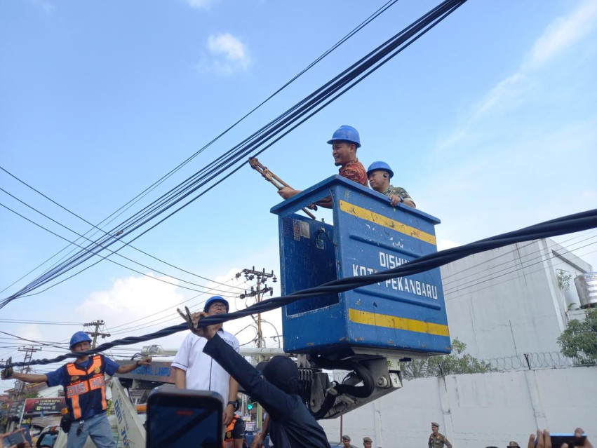 Penertiban Kabel Fiber Optik Semrawut di Pekanbaru Terus Dilakukan