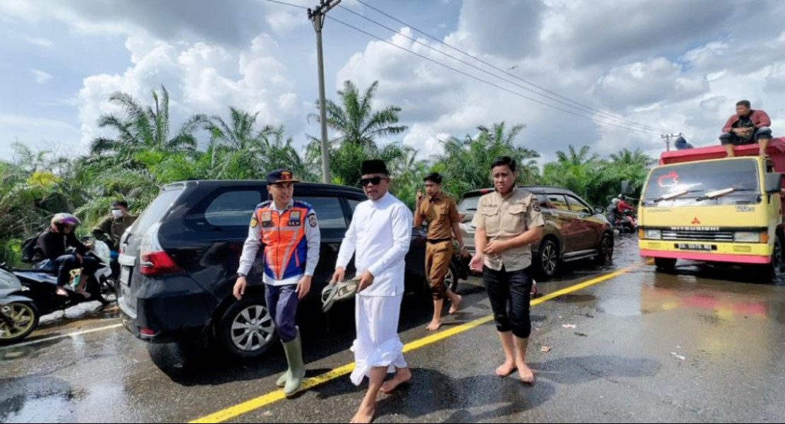 Meski Bertugas Dinas, Bupati Zukri Rela 'Ngantri' Bersama Warga Di jalintim Macet Akibat Banjir