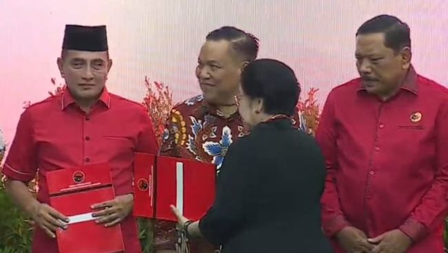 Sah, PDIP Beri SK Dukungan ke Abdul Wahid - SF Hariyanto di Pilgubri 2024
