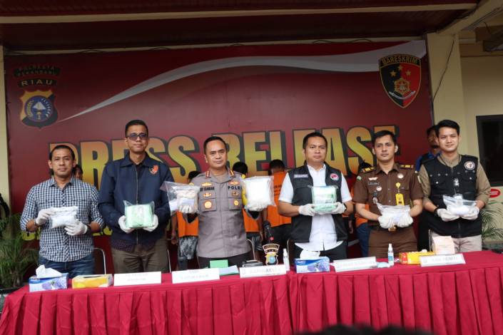 Hasil Tangkapan Sebulan Terakhir, Polisi Pekanbaru Musnahkan Ribuan Ekstasi dan 5,1 Kg Sabu
