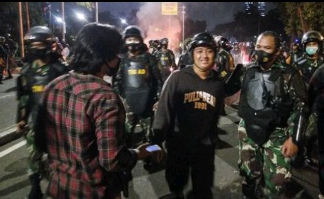 Bentrok dengan Polisi, Massa Akhirnya Pulang Dirayu TNI
