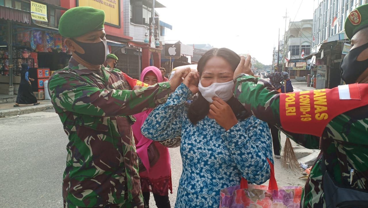 Babinsa Kelurahan Kotabaru Bagi-bagi Masker dan Sosialisasi Gerakan 3 M + 1H