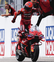 Marc Marquez Rayakan Kemenangan MotoGP Jerman dengan Gaya Pacu Jalur