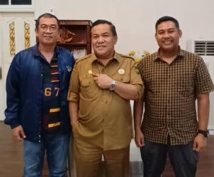 Pj Gubri SF Hariyanto Terima Penghargaan Pin Emas dari PWI Provinsi Riau