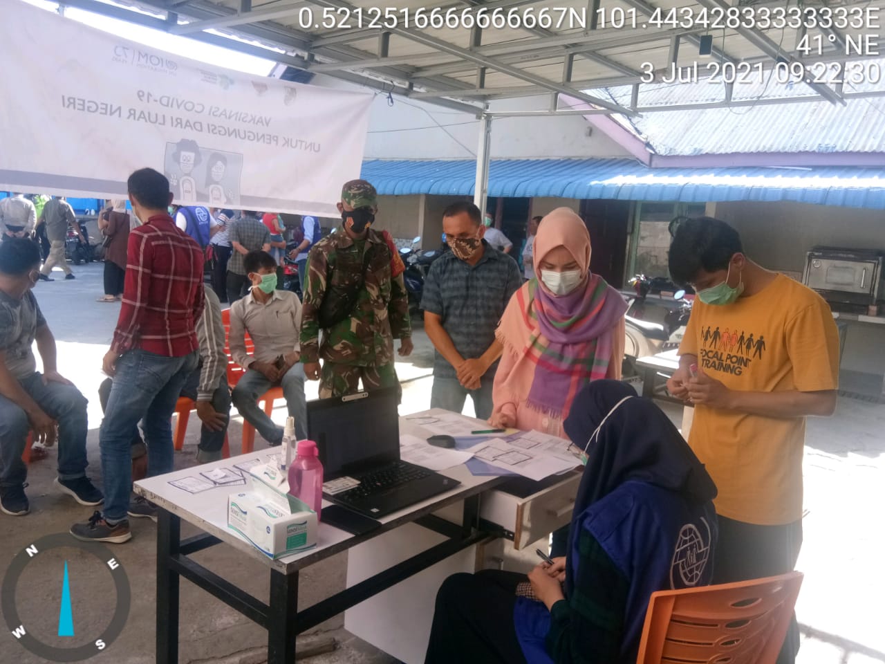 Babinsa Koramil 02 Kota Monitoring dan Imbau Warga Imigran Vaksinasi 