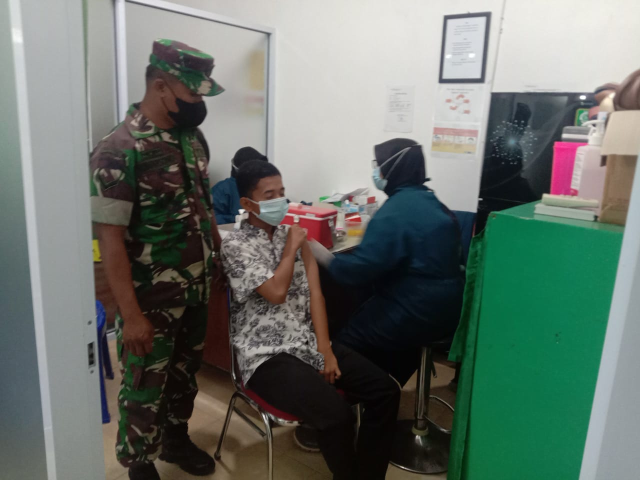 Serda Sumarsono Dampingi Dua Warga Vaksinasi di RS Tentara